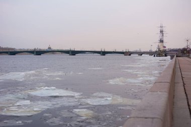 Saint-Petersburg 'da. - Rusya. Üçlemeci Neva nehrinde yüzen buz.