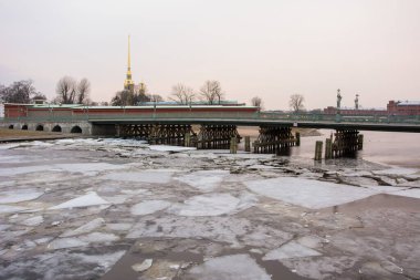 Peter ve Paul kalesi, Rusya 'nın Saint-Petersburg şehrinin en popüler kalelerinden biri. Neva nehri üzerinde buz ve karla kaplı kış şehirleri