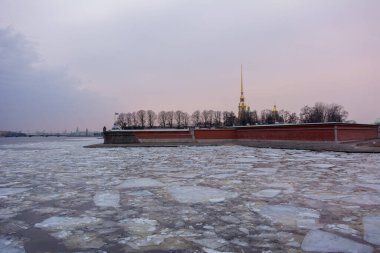 Peter ve Paul kalesi, Rusya 'nın Saint-Petersburg şehrinin en popüler kalelerinden biri. Neva nehri üzerinde buz ve karla kaplı kış şehirleri