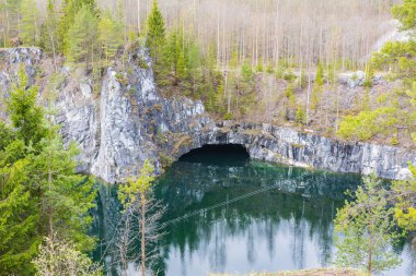 Ruskeala Dağı Parkı. Terk edilmiş taş ocakları.