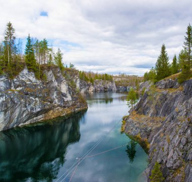 Ruskeala Dağı Parkı. Terk edilmiş taş ocakları.