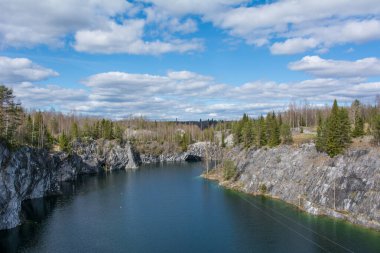 Ruskeala Dağı Parkı. Terk edilmiş taş ocakları.