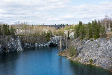 Ruskeala Dağı Parkı. Terk edilmiş taş ocakları.