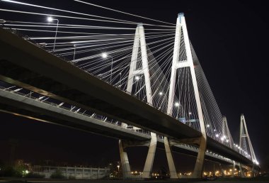 Büyük Obukhovsky köprüsü. St. Petersburg 'daki Neva nehri üzerindeki kablolu sabit köprü. Rusya 'nın sonbahar gecesindeki en uzun yol köprülerinden biri..