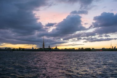 Akşam Saint Petersburg 'daki Paul ve Peter Kalesi.