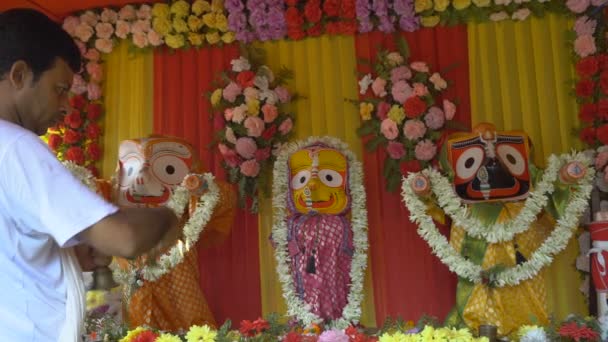 Howrah Bengala Ocidental Índia Julho 2019 Sacerdote Hindu Adorando Ídolo — Vídeo de Stock