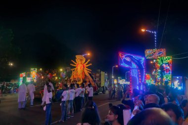 Kolkata, Batı Bengal, Hindistan - 3 Ekim 2017: Kızıl Yol 'daki Durga Puja karnavalı, Durga Puja festivalinin son günlerinde tüm ünlü Durga putları birer birer geçildi..