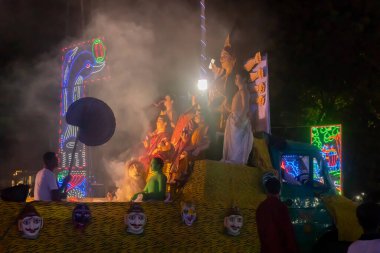 Kolkata, Batı Bengal, Hindistan - 3 Ekim 2017: Kızıl Yol 'daki Durga Puja karnavalı, Durga Puja festivalinin son günlerinde tüm ünlü Durga putları birer birer geçildi..