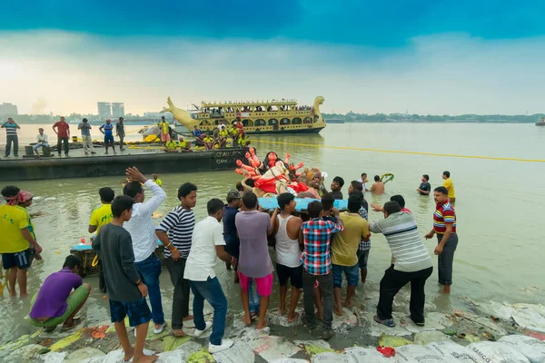 Kolkata, Batı Bengal, Hindistan - 30 Eylül 2017: Durga Puja festivali sonunda Tanrıça Durga 'nın Idol' u Ganj Nehri 'ne batırılmak üzere taşınıyor. Etkinliğin adı Bengalce Bisorjon.