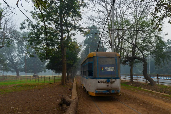Kolkata Västbengalen Indien Januari 2020 Elektrisk Spårvagn Passerar Spårvagnslinjer Vid — Stockfoto