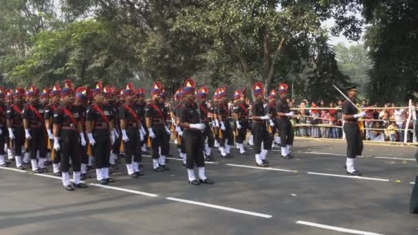 印度西孟加拉邦加尔各答 2020年1月26日 身着深色衣服的印度武装部队在上午走过 纪念印度共和国日 在加尔各答红路被枪杀 — 图库视频影像