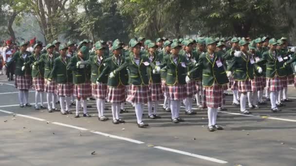 印度西孟加拉邦加尔各答 2020年1月26日 身穿帽子的绿色印度女童子军走过 庆祝印度共和国日 在加尔各答红路被枪杀 — 图库视频影像