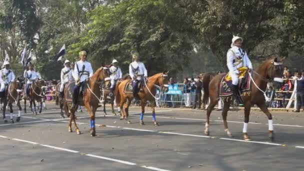 Καλκούτα Δυτική Βεγγάλη Ινδία Ιανουαρίου 2020 Λευκή Ντυμένη Καλκούτα Έφιππη — Αρχείο Βίντεο
