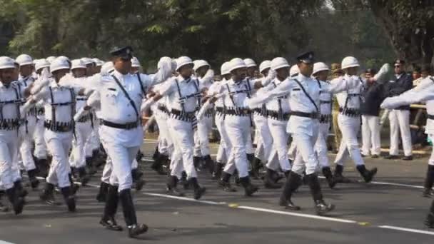 西孟加拉邦加尔各答 2020年1月26日 身着白衣的加尔各答警察队伍在上午走过 庆祝印度共和国日 在加尔各答红路被枪杀 — 图库视频影像