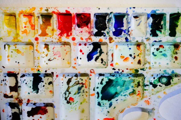 水彩画的顶视图 调色板上使用的鲜艳的颜色 在印度西孟加拉邦Howrah被枪杀 — 图库照片