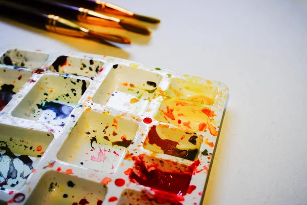Suluboya Palet Kopyalanmış Fırçalar Palette Canlı Renkler Kullanılıyor Howrah West — Stok fotoğraf