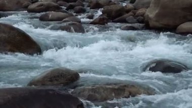 Joldhaka nehrinin nehir yatağında akan su, Jhalong 'da çekilen nehir manzarası, Dooars' un yeri, Batı Bengal, Hindistan 'ın kuzeyinde..