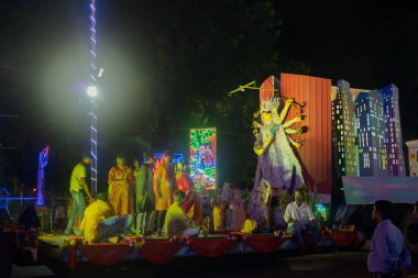 Kolkata, Batı Bengal, Hindistan - 3 Ekim 2017: Kızıl Yol 'daki Durga Puja karnavalı, Durga Puja festivalinin son günlerinde tüm ünlü Durga putları birer birer geçildi..