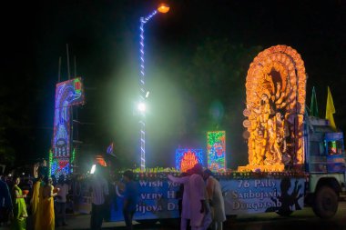 Kolkata, Batı Bengal, Hindistan - 3 Ekim 2017: Kızıl Yol 'daki Durga Puja karnavalı, Durga Puja festivalinin son günlerinde tüm ünlü Durga putları birer birer geçildi..