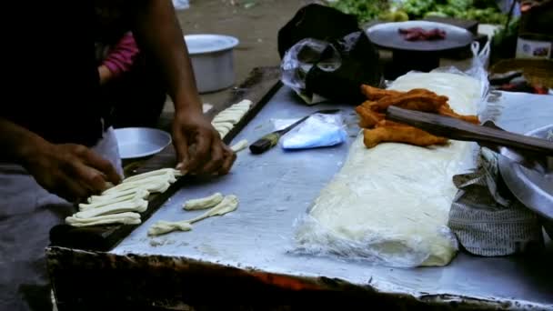 2018年12月16日インド 西ベンガル州コルカタ発 中国の朝食 パンフライ がインド 西ベンガル州コルカタのテリティバザール通りで午前中にスライスされ調理される — ストック動画