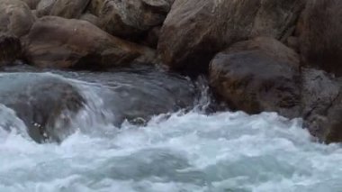 Su Joldhaka nehrinden akıyor, nehir manzarası Jhalong 'da çekiliyor, Batı Bengal, Hindistan' ın kuzeyinde bir yer olan Dooars 'da..