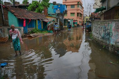 Howrah, Batı Bengal, Hindistan - 21 Mayıs 2020: Süper Kasırga Amphan 'dan dolayı yağmur suyu yolu açıldı. Yıkım Batı Bengal eyaletine çok zarar verdi..