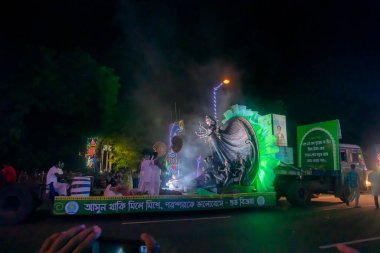 Kolkata, Batı Bengal, Hindistan - 3 Ekim 2017: Kızıl Yol 'daki Durga Puja karnavalı, Durga Puja festivalinin son günlerinde tüm ünlü Durga putları birer birer geçildi..