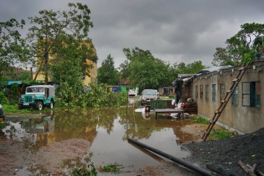 Howrah, Batı Bengal, Hindistan - 21 Mayıs 2020: Süper Kasırga Amphan tarafından yıkılan yıkık dökük bir dükkanın kalıntıları. Fırtınadan çok az yapı kurtulabilir..