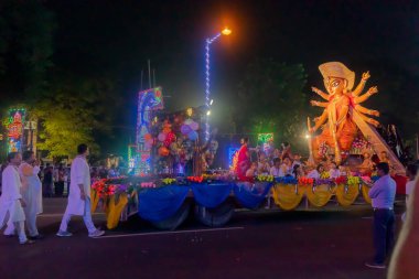 Kolkata, Batı Bengal, Hindistan - 3 Ekim 2017: Kızıl Yol 'daki Durga Puja karnavalı, Durga Puja festivalinin son günlerinde tüm ünlü Durga putları birer birer geçildi..