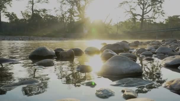 Solstrålar Från Uppgående Sol Morgonen Faller Och Reflekterar Över Flodvattnet — Stockvideo