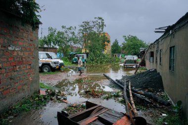 Howrah, Batı Bengal, Hindistan - 21 Mayıs 2020: Süper Kasırga Amphan tarafından yıkılan yıkık dökük bir dükkanın kalıntıları. Fırtınadan çok az yapı kurtulabilir..