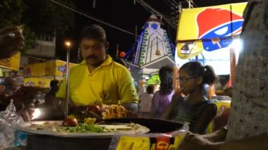Howrah, Batı Bengal, Hindistan - 14 Nisan 2019: Yol kenarında Hint Bengali yemekleri yapan sokak satıcısı, Gajan ya da Charak festivali olarak bilinen Bengali yılbaşını gece kutluyor..