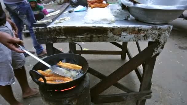 インド 西ベンガル州コルカタ 2018年12月16日 インド 西ベンガル州コルカタのTerrity Bazarの路上で午前中に揚げられ準備されている中国の朝食であるパンフライ — ストック動画