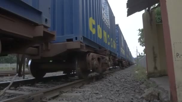 2018年10月19日 印度西孟加拉邦豪拉 蓝色印度货车在铁路轨道上缓慢通过 角度很低 可以看到货车和铁路轨道的下侧 — 图库视频影像