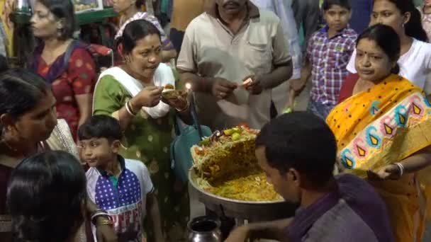 Howrah Västbengalen Indien April 2019 Hindu Bengaliska Anhängare Äter Chotpoti — Stockvideo