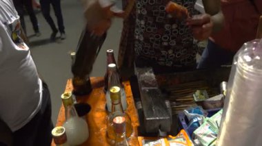 Howrah, Batı Bengal, Hindistan - 14 Nisan 2019: Buz satıcı, donmuş buz ve renkli tatlı içecekler karışımı, Gajan veya Charak festivali, geceleri yapılan yol kenarı Hint yemekleri.