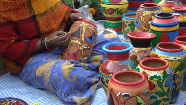 Artista Donna Indiana Che Dipinge Colori Manufatti Terracotta Artigianato Indiano — Video Stock