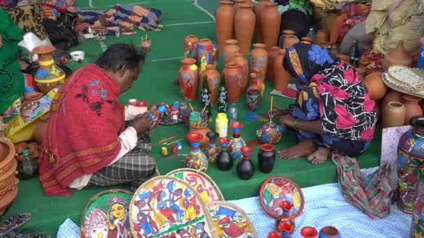 加尔各答 Kolkata 西孟加拉邦 2018年12月31日 印度一男一女艺术家的家庭 在陶器手工艺品上绘画色彩 印度手工艺品以色彩艳丽而著称 — 图库视频影像
