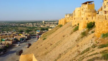 Jaisalmer, Rajasthan, Hindistan - 13 Ekim 2019: Jaisalmer kalesi, Jaisalmer şehrine bakan altın renkli kale.