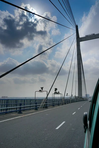 在印度西孟加拉邦加尔各答 太阳光在蓝色的天空中穿过第二座霍格利桥 基本形象 — 图库照片