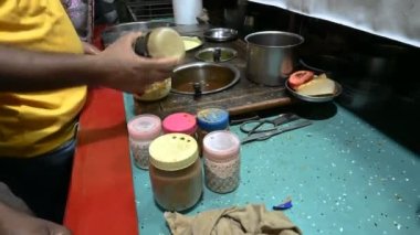 Jodhpur, Rajasthan, Hindistan - 19 Ekim 2019: Dahi Bara, ünlü bir Rajasthani fast food müşterilere satılmak üzere yol kenarında hazırlanıyor.