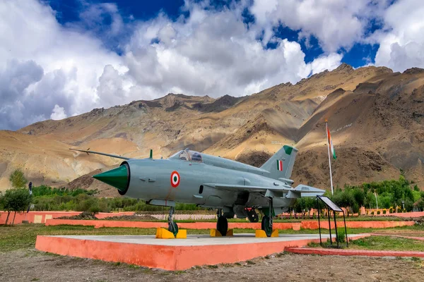 Kargil, Jammu ve Kashmir, Hindistan - 1 Eylül 2014: Hindistan tarafından 1999 Kargil Savaşı 'nda (Vijay Operasyonu) kullanılan bir MIG-21 savaş uçağı, Pakistan ve Hindistan arasında, Himalaya' nın arka plandaki dağı.