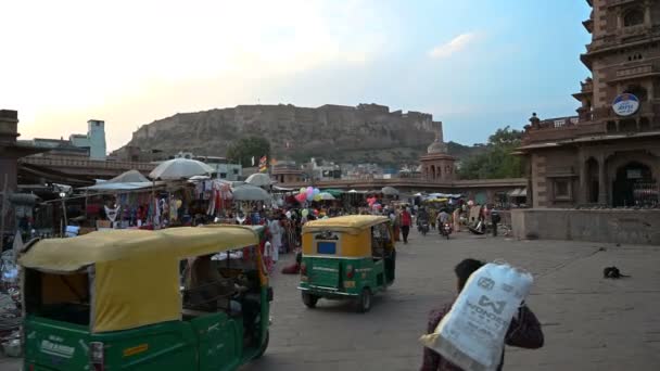 Jodhpur Rajasthan India 2019年10月20日 五颜六色的服装和各种时尚配件在时钟塔市场上销售 Mehrangarh要塞背景在夜空中 — 图库视频影像