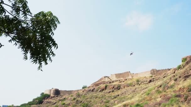 游客们正享受着梅兰嘉堡的乐趣 乘坐着飞机在宏伟的梅兰嘉堡上空游览 Jodhpur 的维斯塔斯 以及拉奥 Jodha生态公园的空中体验 Jodpur Rajasthan India — 图库视频影像