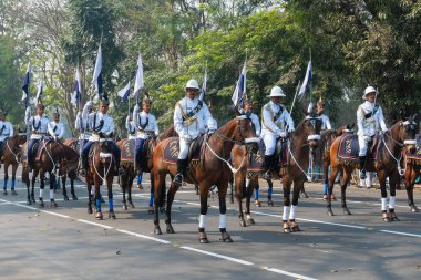 Kolkata, Batı Bengal, Hindistan - 26 Ocak 2020: Kolkata Atlı Polisi (KMP) memurları Hint Cumhuriyeti bayramı kutlamaları için atlarının yanından geçiyor.