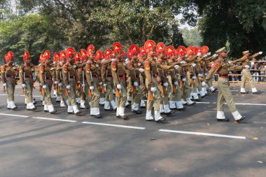 Kolkata, Batı Bengal, Hindistan - 26 Ocak 2020: Renkli şapkalı Hint subayları Cumhuriyet Günü geçit töreninde tüfeklerle yürüyorlar.