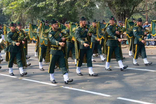 2020年1月26日 印度西孟加拉邦加尔各答 身着乐队服装 手持乐器的印度军官在印度共和国国庆日的阅兵式上分享笑话 — 图库照片