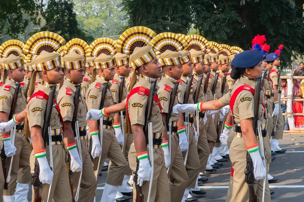 西孟加拉邦加尔各答 2020年1月26日 印度中央社会福利局 Cswb 的士官生们身着卡其布裙头戴五颜六色的帽子走过 参加共和国日阅兵式 — 图库照片