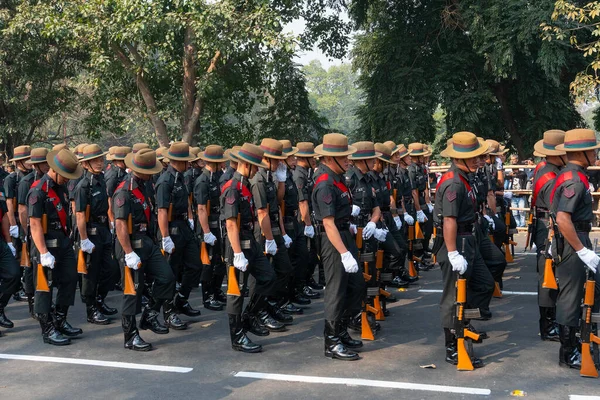 2020年1月26日インド西ベンガル州コルカタ インド軍将校が午前中にライフル銃を持って行進し インド共和国の赤道での日のパレード — ストック写真