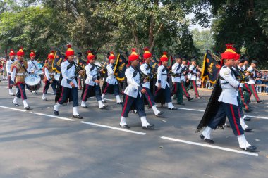 Kolkata, Batı Bengal, Hindistan - 26 Ocak 2020: Hindistan 'ın cumhuriyet günü geçit töreninde müzik aletleri taşıyan, müzik grubu gibi giyinmiş Hintli Askeri Subaylar.